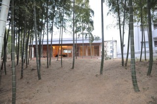 A邸