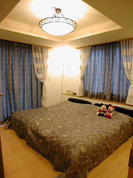 折り上げ天井の寝室