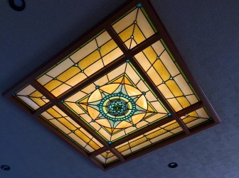 (94)大阪府吹田市Ｋ様邸? 天窓ＬＥＤ内蔵 玄関ドア ブドウ ・窓やドアに多数設置