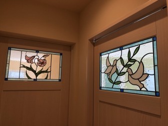 (108)大阪府茨木市Ａ様邸? 室内引き戸 ユリの花＆白いハト・オリーブの葉 ウッドワン既製品引き戸