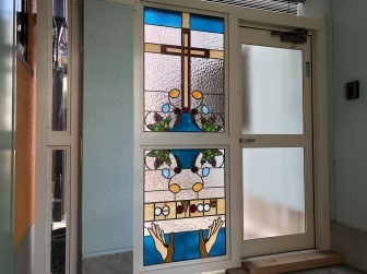 (58)滋賀県大津市 大津キリスト教会様? 玄関ドア横はめ殺し窓 目隠し対策 お客様のスケッチを元に制作