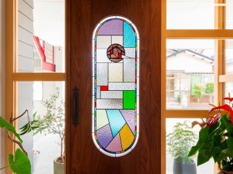 (72)石川県金沢市 一家(イチカ)様 エントランスドア お客様のスケッチを元に制作 お客様がデザイン(下絵)作成＆使用ガラス決定 ロゴマークを採用