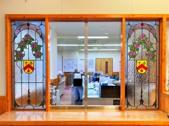 (80)鳥取県鳥取市 障害者支援施設松の聖母学園様 受付 教団のマークを絵付けバラ 目隠し対策 施工前後比較写真 ロゴマークを採用