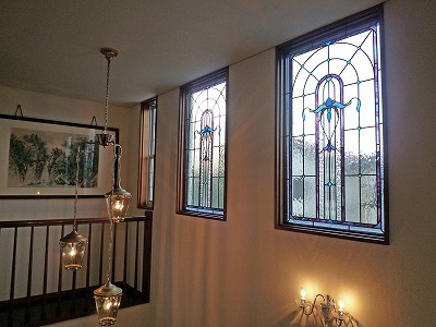 玄関吹き抜け はめ殺し窓