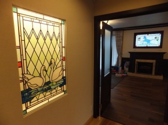 (64)兵庫県神戸市Ｓ様邸 白鳥・馬ステンドグラス リビングはめ殺し窓＆玄関ホールニッチ 施工前後比較写真 積水ハウス
