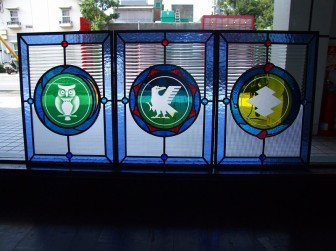 (32)大阪府箕面市 リビング吹き抜け はめ殺し窓 フクロウ・ヤタガラス・家紋