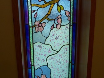 (27)大阪市Ｔ様邸 階段室 はめ殺し窓 桜の花 施工前後比較写真 ・目隠し対策