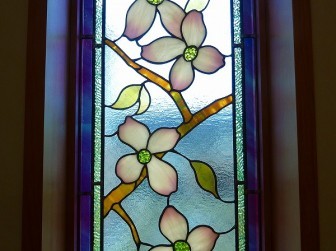 (26)大阪市Ｔ様邸 階段室 はめ殺し窓 ハナミズキの花 施工前後比較写真 ・目隠し対策