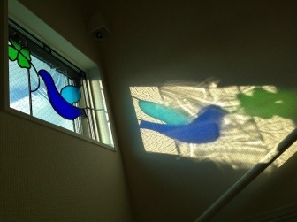 (19)兵庫県尼崎市Ｏ様邸 階段室はめ殺し窓 青い鳥 お客様のスケッチを元に制作