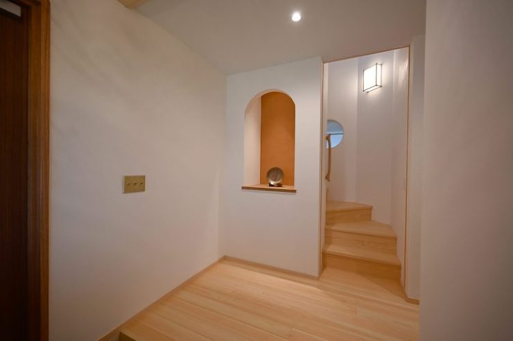 漆喰と土壁のぬくもりの家