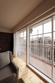 古いサッシも一役。開放感たっぷりに暮らす...