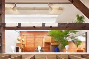 吹抜けのある開放感たっぷりのリビングで、...