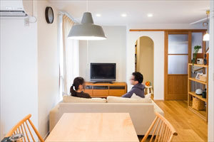 自然光につつまれるシンプルでナチュラルな...