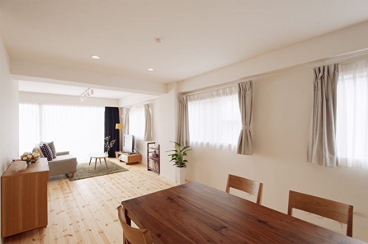 古いサッシも一役。開放感たっぷりに暮らす...