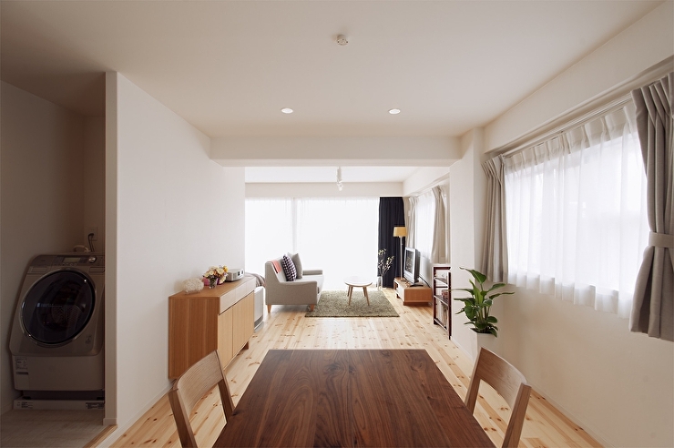 古いサッシも一役。開放感たっぷりに暮らす...