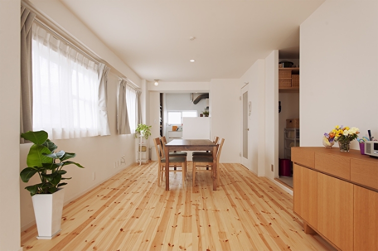 古いサッシも一役。開放感たっぷりに暮らす...