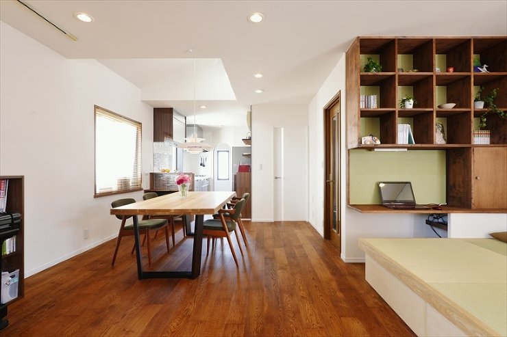 自然素材に包まれた家族が集まる2階リビン...