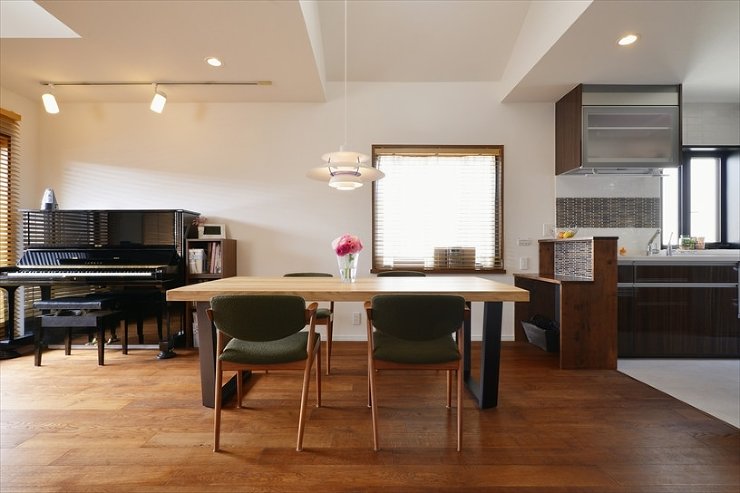 自然素材に包まれた家族が集まる2階リビン...