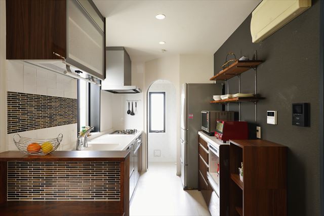 自然素材に包まれた家族が集まる2階リビン...