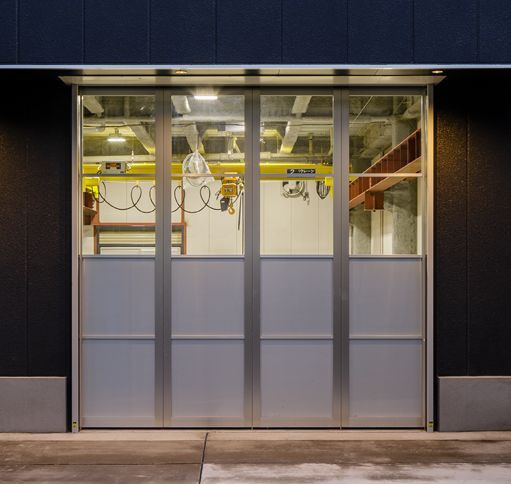 工場の大開口用のアルミ建具　4枚建