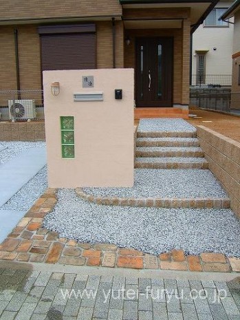 門柱にグリーンのガラスブロックでアクセン...