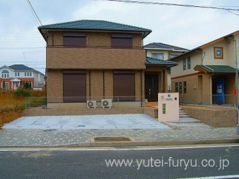 門柱にグリーンのガラスブロックでアクセン...