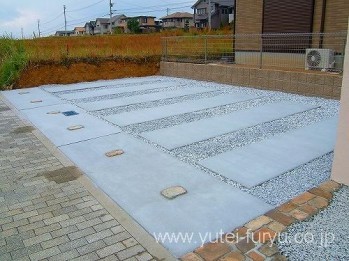 門柱にグリーンのガラスブロックでアクセン...