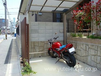 バイク置き場を千本格子ユニットでさりげな...