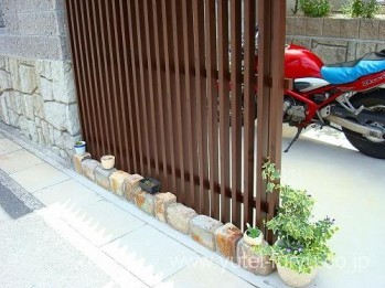 バイク置き場を千本格子ユニットでさりげな...