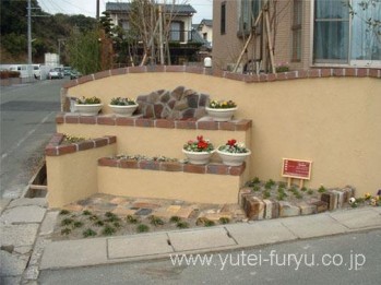 曲線の塗壁と古釜レンガの花壇 | 福岡・...