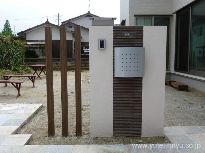 曲線ラインの効いた床面デザインの新築外構...