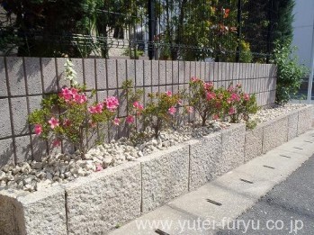 花壇を防草･防犯砂利で雑草対策 | 福岡...