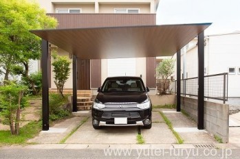 住宅に調和した美しいカーポート　LIXI...