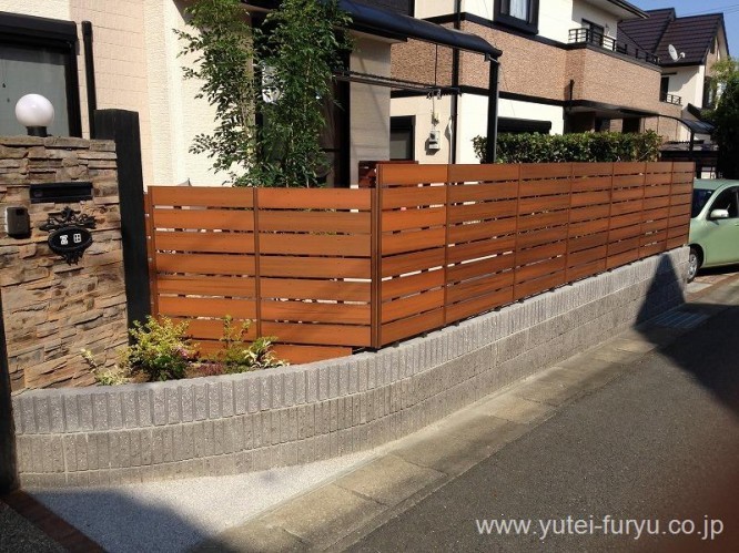 外も内もすっきりとした目隠しフェンスに変...