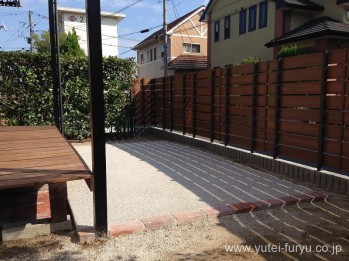 外も内もすっきりとした目隠しフェンスに変...