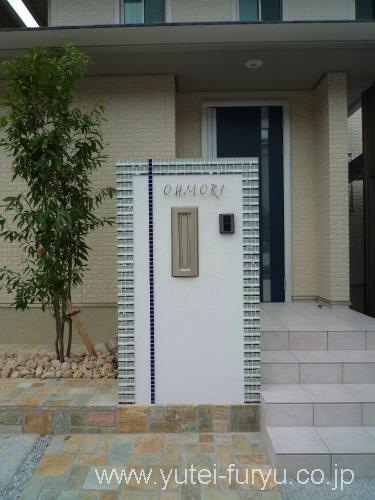 塗り壁とモザイクタイルの門柱　Zimaテ...