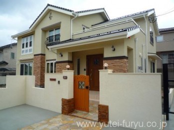 可愛らしさも兼ね備えた高級感のある門周り...