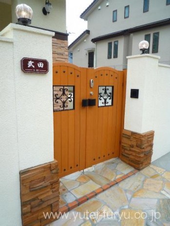 可愛らしさも兼ね備えた高級感のある門周り...