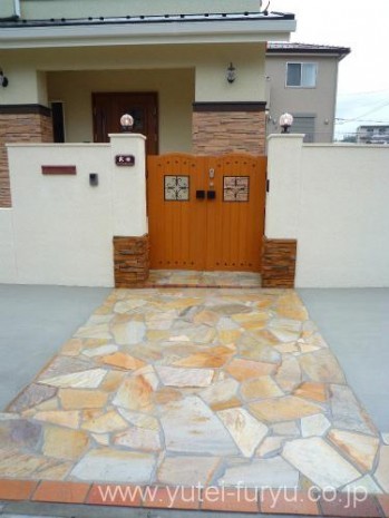 可愛らしさも兼ね備えた高級感のある門周り...