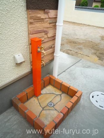 可愛らしさも兼ね備えた高級感のある門周り...