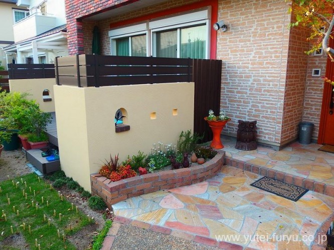 お客様をさわやかに迎えるフロントガーデン...