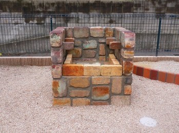 木製パーゴラと耐火レンガのバーベキュー炉...