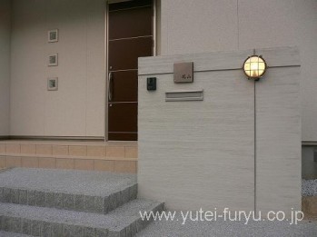 ステンレス目地がアクセントに入った門柱 ...