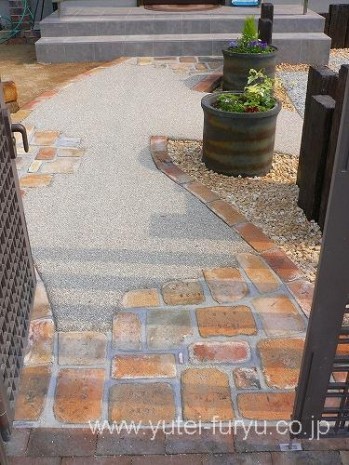 アプローチのリフォーム 古窯レンガとコン...