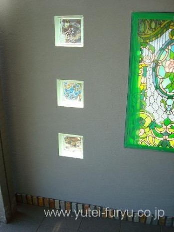 ステンドグラスのある塗壁と古窯レンガのア...