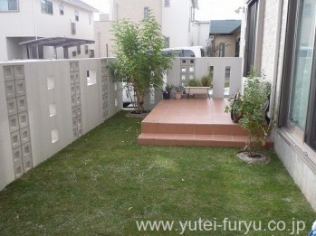福岡市 外構工事施工事例｜芝生と目隠しフ...