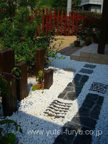 玉砂利と瓦で和風の庭 | 福岡・北九州|...