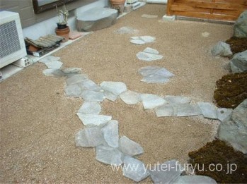 古窯レンガと自然石を使った庭 | 福岡・...