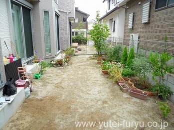 タイルテラスでローメンテナンスな庭に |...