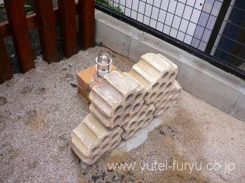 レンガを使った門柱とスタンプコンクリート...